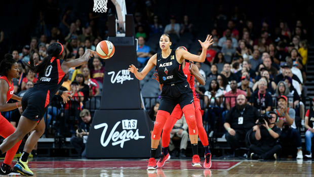 jackie_young_gives_an_entry_pass_to_cambage.jpg